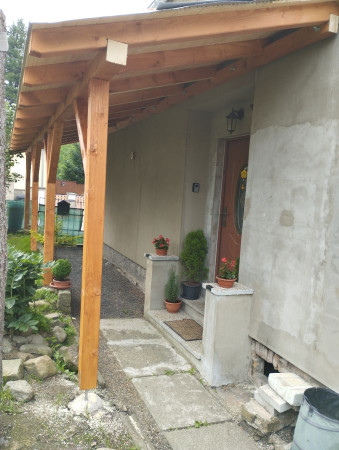 Přístřešek ke zdi domu - Nové Město Pod Smrkem