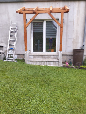 Stříška před vchodem - Nové Město Pod Smrkem